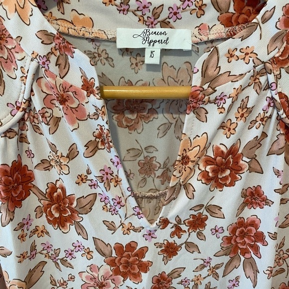 Beacon Apparel Split Neck Floral Blouse NWOT Size XS - Picture 3 of 6